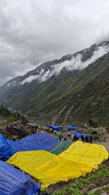 Mandakini nehrinin kıyısındaki Lord Shiva 'ya adanmış 354 metre yükseklikteki Kedarnath Tapınağı' nın ünlü hac bölgesine doğru yol alan insanlar için çadırlar.