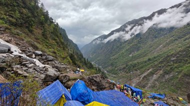 Mandakini nehrinin kıyısındaki Lord Shiva 'ya adanmış 354 metre yükseklikteki Kedarnath Tapınağı' nın ünlü hac bölgesine doğru yol alan insanlar için çadırlar.