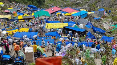 Mandakini nehrinin kıyısındaki Lord Shiva 'ya adanmış 354 metre yükseklikteki Kedarnath Tapınağı' nın ünlü hac bölgesine doğru yol alan insanlar için çadırlar.