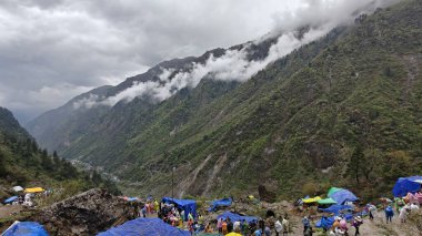 Mandakini nehrinin kıyısındaki Lord Shiva 'ya adanmış 354 metre yükseklikteki Kedarnath Tapınağı' nın ünlü hac bölgesine doğru yol alan insanlar için çadırlar.