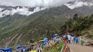 Mandakini nehrinin kıyısındaki Lord Shiva 'ya adanmış 354 metre yükseklikteki Kedarnath Tapınağı' nın ünlü hac bölgesine doğru yol alan insanlar için çadırlar.