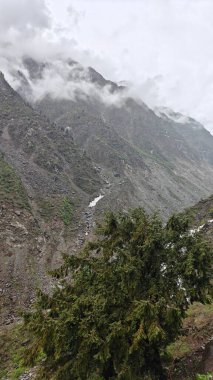Himalaya dağlarının sisli güzel manzarası