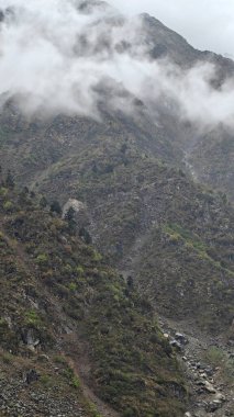 Himalaya dağlarının sisli güzel manzarası