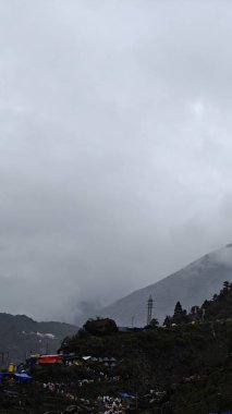 Mandakini nehrinin kıyısındaki Lord Shiva 'ya adanmış 354 metre yükseklikteki Kedarnath Tapınağı' nın ünlü hac bölgesine doğru yol alan insanlar için çadırlar.