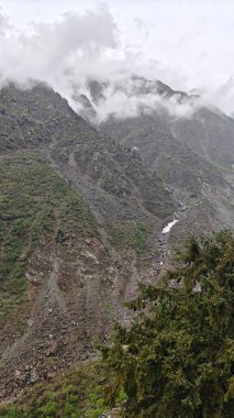 Himalaya dağlarının sisli güzel manzarası