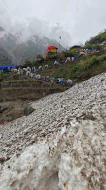 İnsanlar, Mandakini nehrinin kıyısındaki Lord Shiva 'ya adanmış 3584 metre yükseklikteki Kedarnath Tapınağı' nın ünlü hac bölgesine doğru yürüyorlar.