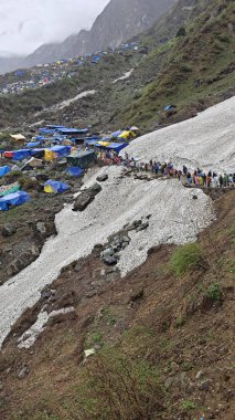 İnsanlar, Mandakini nehrinin kıyısındaki Lord Shiva 'ya adanmış 3584 metre yükseklikteki Kedarnath Tapınağı' nın ünlü hac bölgesine doğru yürüyorlar.