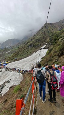 İnsanlar, Mandakini nehrinin kıyısındaki Lord Shiva 'ya adanmış 3584 metre yükseklikteki Kedarnath Tapınağı' nın ünlü hac bölgesine doğru yürüyorlar.