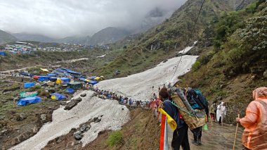 İnsanlar, Mandakini nehrinin kıyısındaki Lord Shiva 'ya adanmış 3584 metre yükseklikteki Kedarnath Tapınağı' nın ünlü hac bölgesine doğru yürüyorlar.