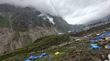 Mandakini nehrinin kıyısındaki Lord Shiva 'ya adanmış 354 metre yükseklikteki Kedarnath Tapınağı' nın ünlü hac bölgesine doğru yol alan insanlar için çadırlar.