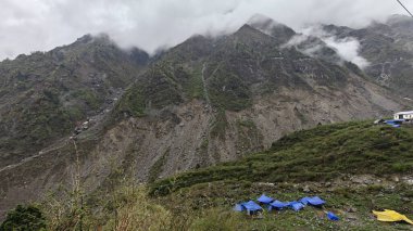 Mandakini nehrinin kıyısındaki Lord Shiva 'ya adanmış 354 metre yükseklikteki Kedarnath Tapınağı' nın ünlü hac bölgesine doğru yol alan insanlar için çadırlar.