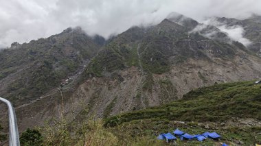 Mandakini nehrinin kıyısındaki Lord Shiva 'ya adanmış 354 metre yükseklikteki Kedarnath Tapınağı' nın ünlü hac bölgesine doğru yol alan insanlar için çadırlar.