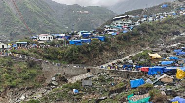 İnsanlar, Mandakini nehrinin kıyısındaki Lord Shiva 'ya adanmış 3584 metre yükseklikteki Kedarnath Tapınağı' nın ünlü hac bölgesine doğru yürüyorlar.