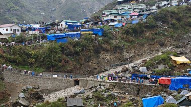 İnsanlar, Mandakini nehrinin kıyısındaki Lord Shiva 'ya adanmış 3584 metre yükseklikteki Kedarnath Tapınağı' nın ünlü hac bölgesine doğru yürüyorlar.