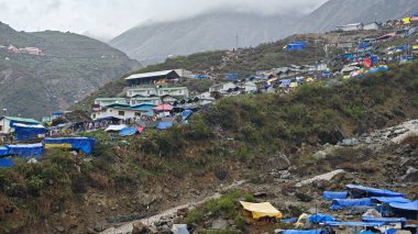 Dükkanları olan sisli dağların güzel manzarası, Kedarnath Tapınağı Yolu 'ndaki Shiva fanatikleri için oteller.