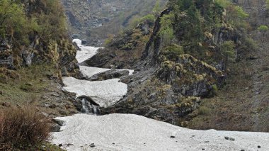 Himalaya dağlarının güzel manzarası. Kayalıklarda kar var.