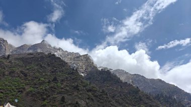 Himalaya dağlarının güzel manzarası ve bulutlu mavi gökyüzü 