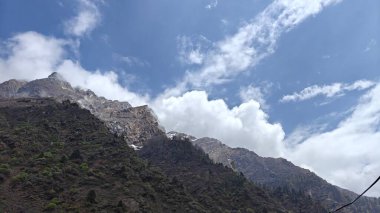 Himalaya dağlarının güzel manzarası ve bulutlu mavi gökyüzü 