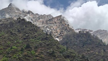 Himalaya dağlarının güzel manzarası ve bulutlu mavi gökyüzü 