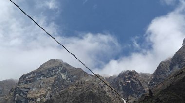 Himalaya dağlarının güzel manzarası ve bulutlu mavi gökyüzü 