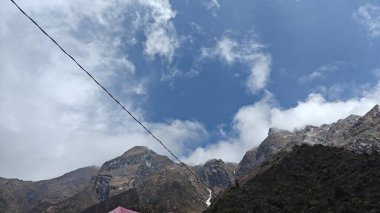 Himalaya dağlarının güzel manzarası ve bulutlu mavi gökyüzü 