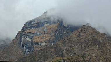 Himalaya dağlarının sisle kaplı güzel manzarası