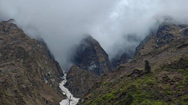 Himalaya dağlarının sisli ve karlı güzel manzarası 