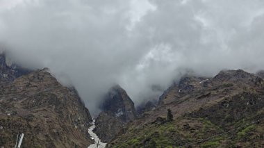 Himalaya dağlarının sisli ve karlı güzel manzarası 