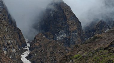 Himalaya dağlarının sisli ve karlı güzel manzarası 