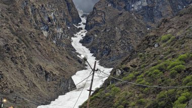Himalaya dağlarının güzel manzarası. Kayalıklarda kar var.