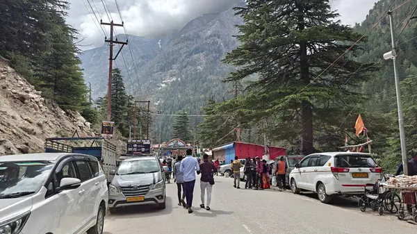 Himalaya dağlarında, Hindistan 'da arabalarla yürüyen insanların görüntüsü