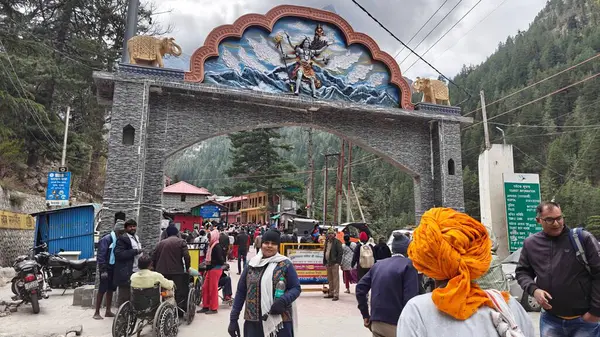 Gangotri Tapınağı, Himalayalar 'daki en kutsal Hindu hac yerlerinden biridir. Gangotri 'den Gomukh' a giden patika dağ zirvesi arasında uzanıyor.