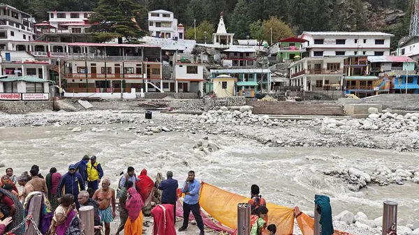 Gangotri kasabası, Bhagirathi nehrinin kıyısında Ganj Nehri 'nin kaynağı ve Tanrıça Ganga' nın merkezi.