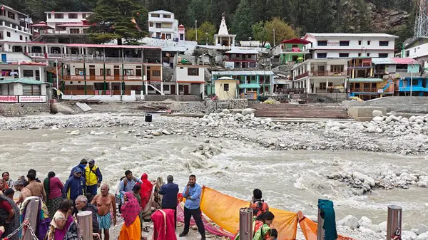Gangotri kasabası, Bhagirathi nehrinin kıyısında Ganj Nehri 'nin kaynağı ve Tanrıça Ganga' nın merkezi.