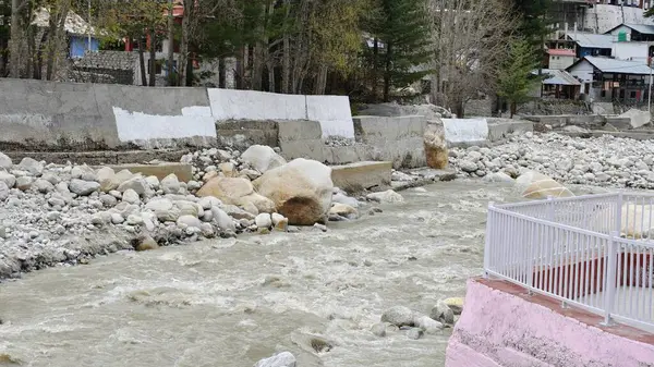 Dağlardaki kayalardan akan akarsuyun manzarası