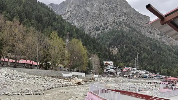 Gangotri kasabası, Bhagirathi nehrinin kıyısında Ganj Nehri 'nin kaynağı ve Tanrıça Ganga' nın merkezi.