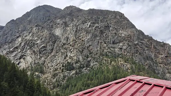 Kayalık dağlar ve kırmızı çatı manzarası