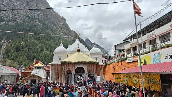 Gangotri Tapınağı yakınındaki dindarlar, Himalayalar, Gangotri, Hindistan 'daki en kutsal Hindu hac yerlerinden biri.