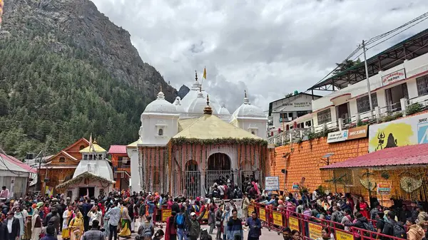 Gangotri Tapınağı yakınındaki dindarlar, Himalayalar, Gangotri, Hindistan 'daki en kutsal Hindu hac yerlerinden biri.
