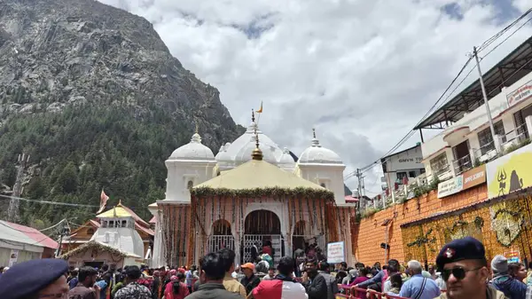Gangotri Tapınağı yakınındaki dindarlar, Himalayalar, Gangotri, Hindistan 'daki en kutsal Hindu hac yerlerinden biri.