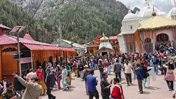 Gangotri Tapınağı yakınındaki dindarlar, Himalayalar, Gangotri, Hindistan 'daki en kutsal Hindu hac yerlerinden biri.