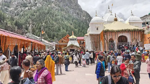 Gangotri Tapınağı yakınındaki dindarlar, Himalayalar, Gangotri, Hindistan 'daki en kutsal Hindu hac yerlerinden biri.