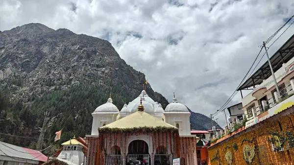 Gangotri Tapınağı, Himalayalar 'daki en kutsal Hindu hac yerlerinden biri, Gangotri, Hindistan