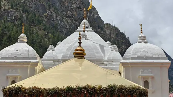Gangotri Tapınağı, Himalayalar 'daki en kutsal Hindu hac yerlerinden biri, Gangotri, Hindistan