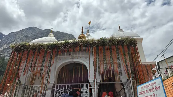 Gangotri Tapınağı yakınındaki dindarlar, Himalayalar, Gangotri, Hindistan 'daki en kutsal Hindu hac yerlerinden biri.