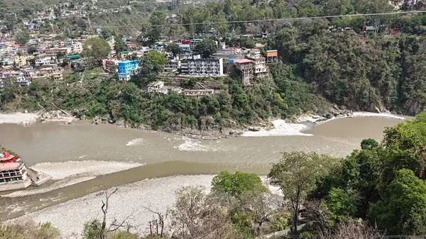 Hindistan 'ın Uttarakhand-Mayıs 2025 eyaletinde adı Rudraprayag olan Alaknanda ve Mandakini nehirlerinin birleşimi. Burası Hindistan' da kutsal bir yerdir.