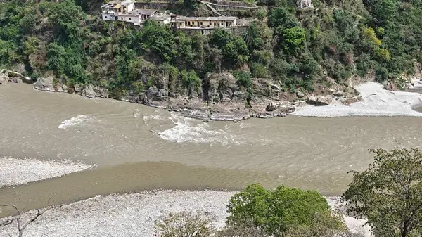 Hindistan 'ın Uttarakhand-Mayıs 2025 eyaletinde adı Rudraprayag olan Alaknanda ve Mandakini nehirlerinin birleşimi. Burası Hindistan' da kutsal bir yerdir.