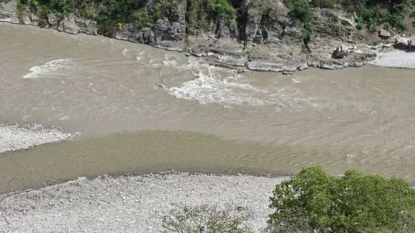 Hindistan 'ın Uttarakhand-Mayıs 2025 eyaletinde adı Rudraprayag olan Alaknanda ve Mandakini nehirlerinin birleşimi. Burası Hindistan' da kutsal bir yerdir.