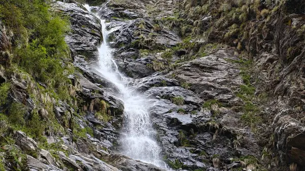 Dağlardaki kayalardan akan şelalenin manzarası