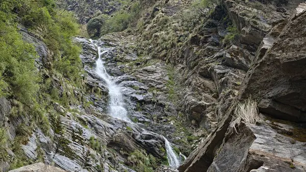 Dağlardaki kayalardan akan şelalenin manzarası